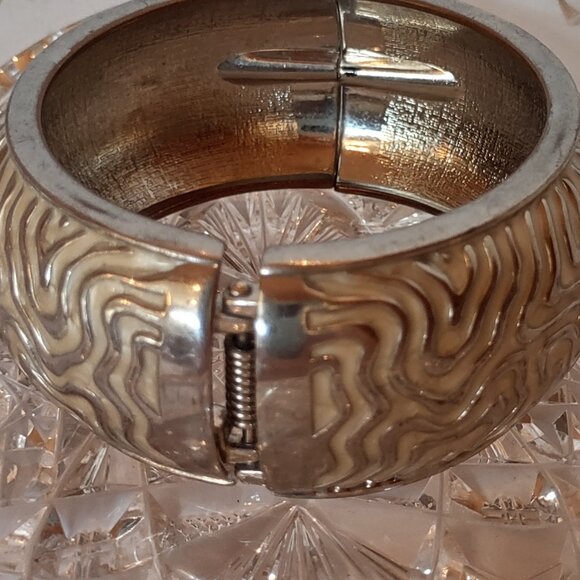 Vintage Heavy Clamper Cuff Bracelet Silver Tone Buff Enamel 7 in Breathtaking! - Picture 7 of 7